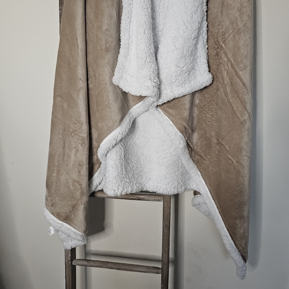 ⭐️40% Off⭐️ Socialite Hooded Sherpa Throw Poncho - Picture 8 of 14